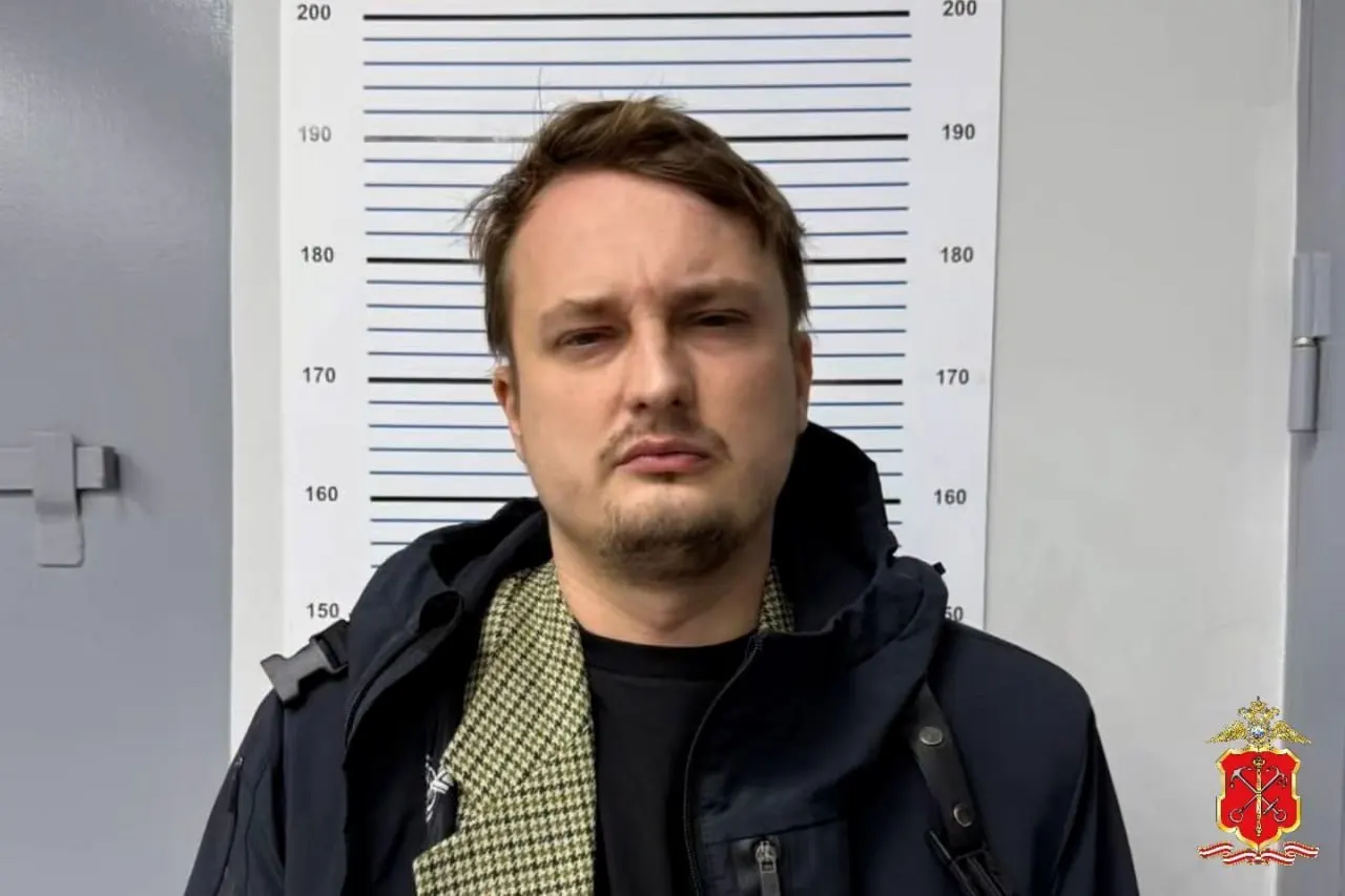 Петроградский районный суд приостановил уголовное дело против Всеволода Дубинского после его заключения контракта и передачи в распоряжение Минобороны. Ранее его обвиняли в поджоге подвала и покушении на убийство художника Нельсона Искандаряна.