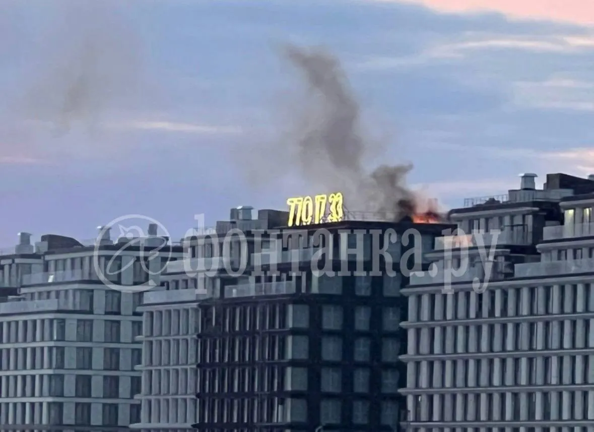 На Петровском острове в Петербурге загорелась кровля строящегося здания площадью около 150 кв. м. Пожар потушен, пострадавших нет, сообщает МЧС.