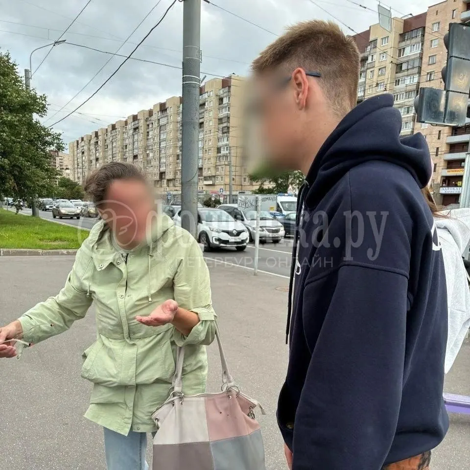 На пешеходном переходе в Петербурге пара на электросамокате наехала на женщину — она упала и получила повреждения лица. Прохожие помогли пострадавшей, по факту направлены запросы в полицию и к оператору самокатов.