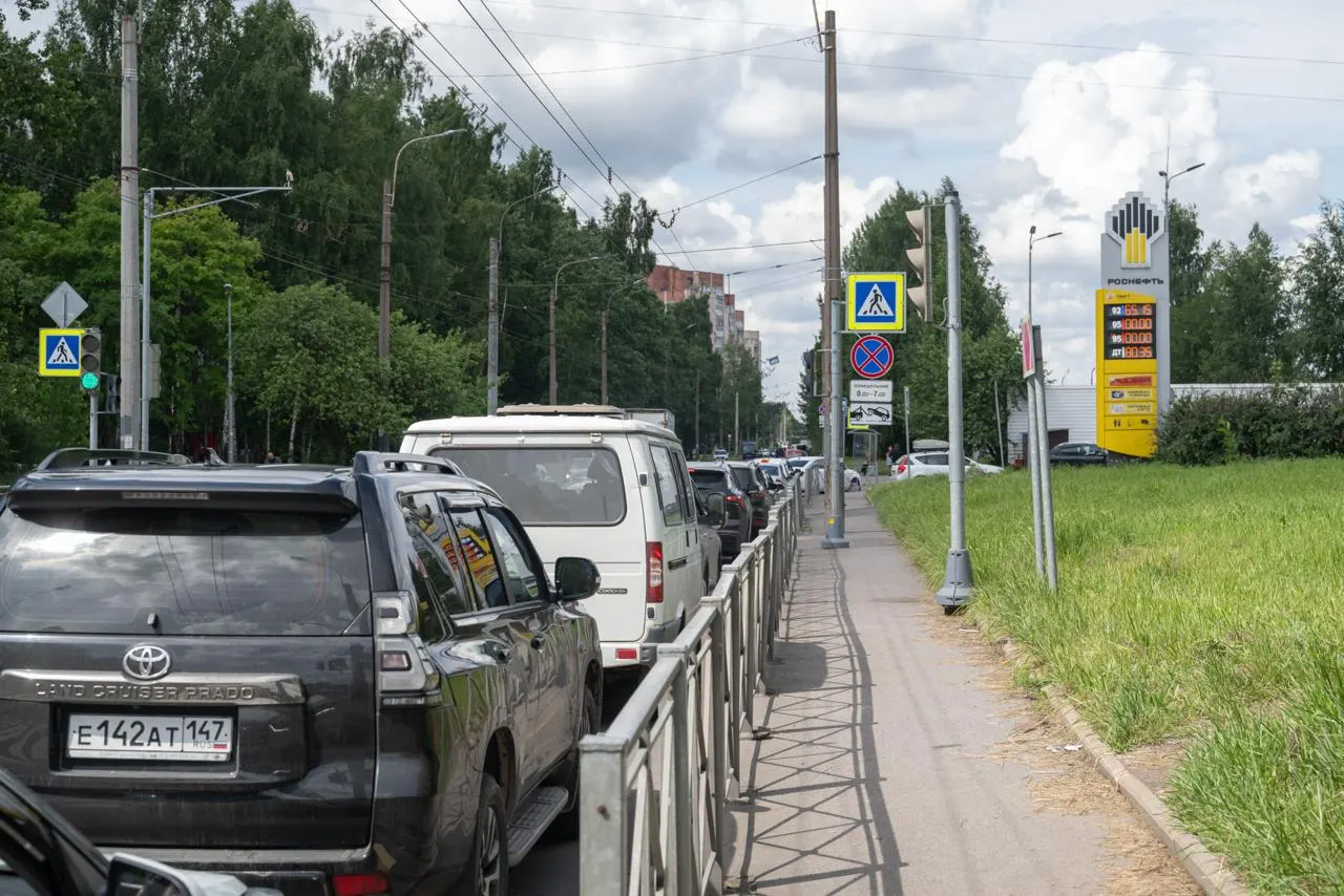 Проверка нескольких петербургских АЗС показала, что в городе пока продолжают поставлять бензин стандарта Евро‑5. Власти временно допустили оборот топлива Евро‑3 на фоне атак на нефтеперерабатывающие заводы.
