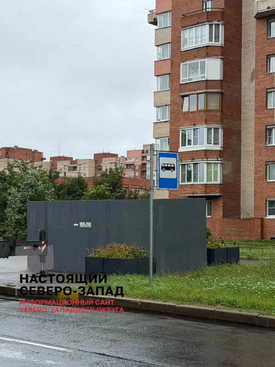 В Кронштадте возле остановок, в парках и скверах монтируют бетонные укрытия для защиты людей от осколков при атаке беспилотников; объекты будут под наблюдением системы «Безопасный город».