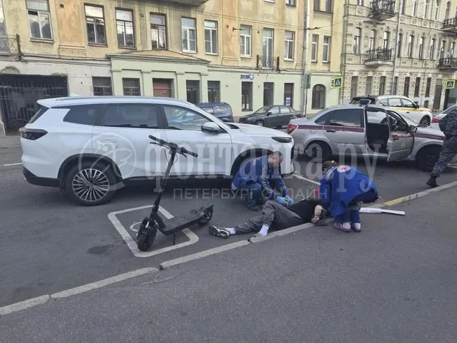 Вечером самокат столкнулся с белым автомобилем на Мытнинской улице. Росгвардейцы первыми оказали пострадавшему помощь и передали его бригаде скорой помощи.