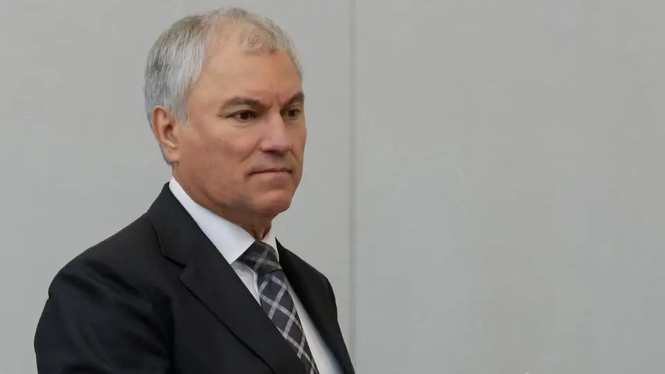 Спикер Госдумы призвал приоритетно развивать городской электротранспорт, а глава комитета по транспорту рекомендовал автомобилистам временно мириться с очередями на АЗС. Обсуждение происходит на фоне масштабного дефицита топлива и ударов по топливной инфраструктуре, что, по оценкам экспертов, привело к снижению производства бензина примерно на 25%.