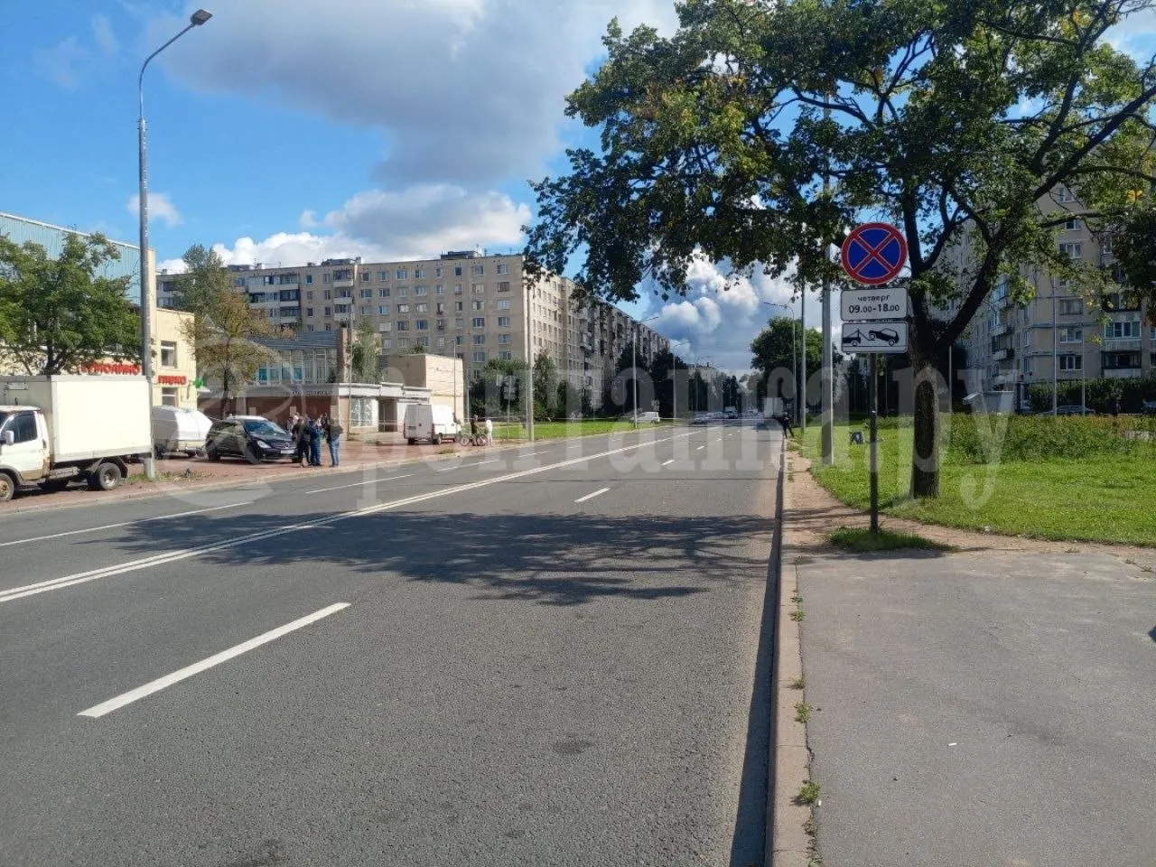 Улицу временно закрыли после ночного удара дрона. Информация о пострадавших и повреждениях уточняется.