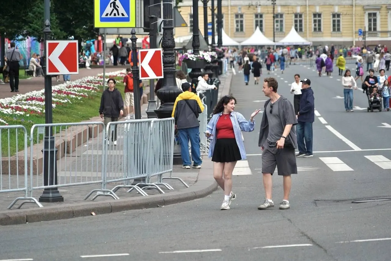 В центре Санкт‑Петербурга введены временные перекрытия дорог из‑за марафона «Белые ночи». Забег стартовал в 20:00, марафонская дистанция — в 22:00; маршруты проходят от Газпром Арены до Дворцовой площади. Часть ограничений продлятся до завтрашнего утра.