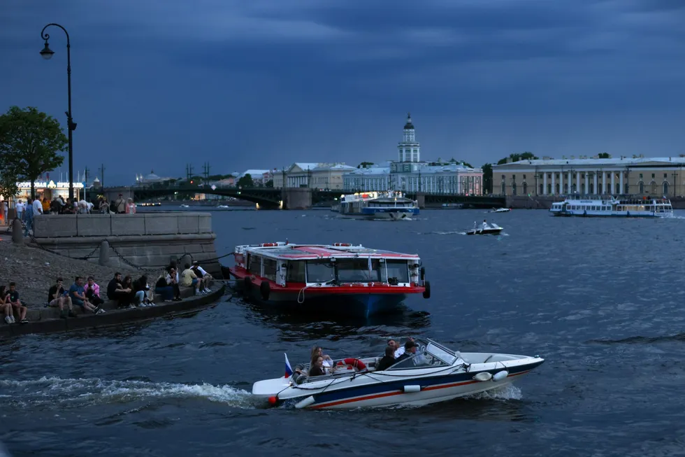 Из‑за дефицита бензина владельцы катеров и прогулочных теплоходов в Петербурге жалуются на многочасовые очереди, лимиты в 60 литров и рост цен мобильной заправки. Предприниматели вынуждены заправляться из канистр или сокращать работу, но пока не повышают стоимость экскурсий.