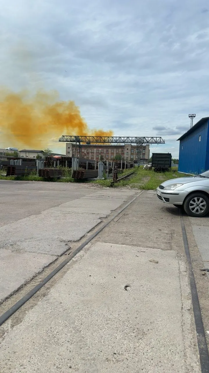 В ангаре в Металлострое загорелось складское помещение; из очага идёт жёлтый дым, вероятно тлеют химические вещества. Пожар локализован, спасатели работают по первому номеру.