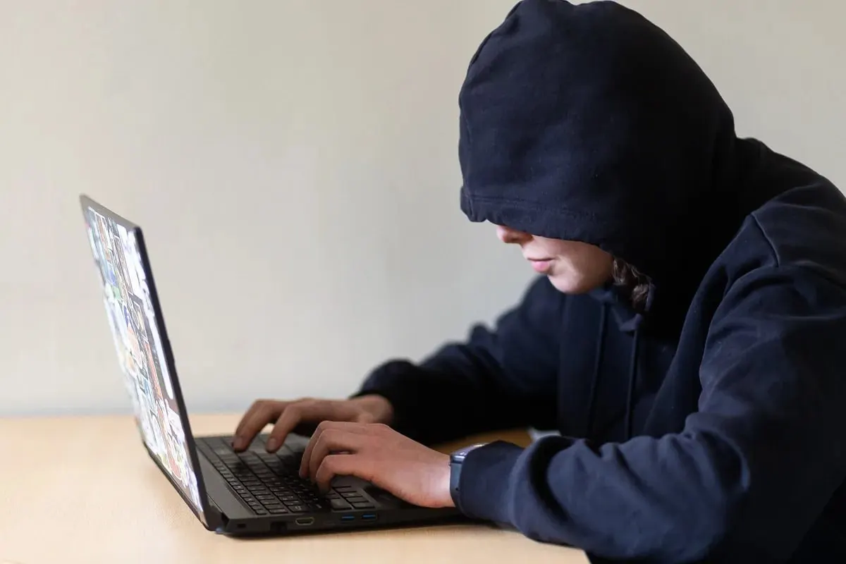 Проект закона предлагает через суд запрещать преследователям приближаться к жертве, посещать её места и выходить с ней на связь. При положительном решении документ планируют ввести с 1 января 2027 года.