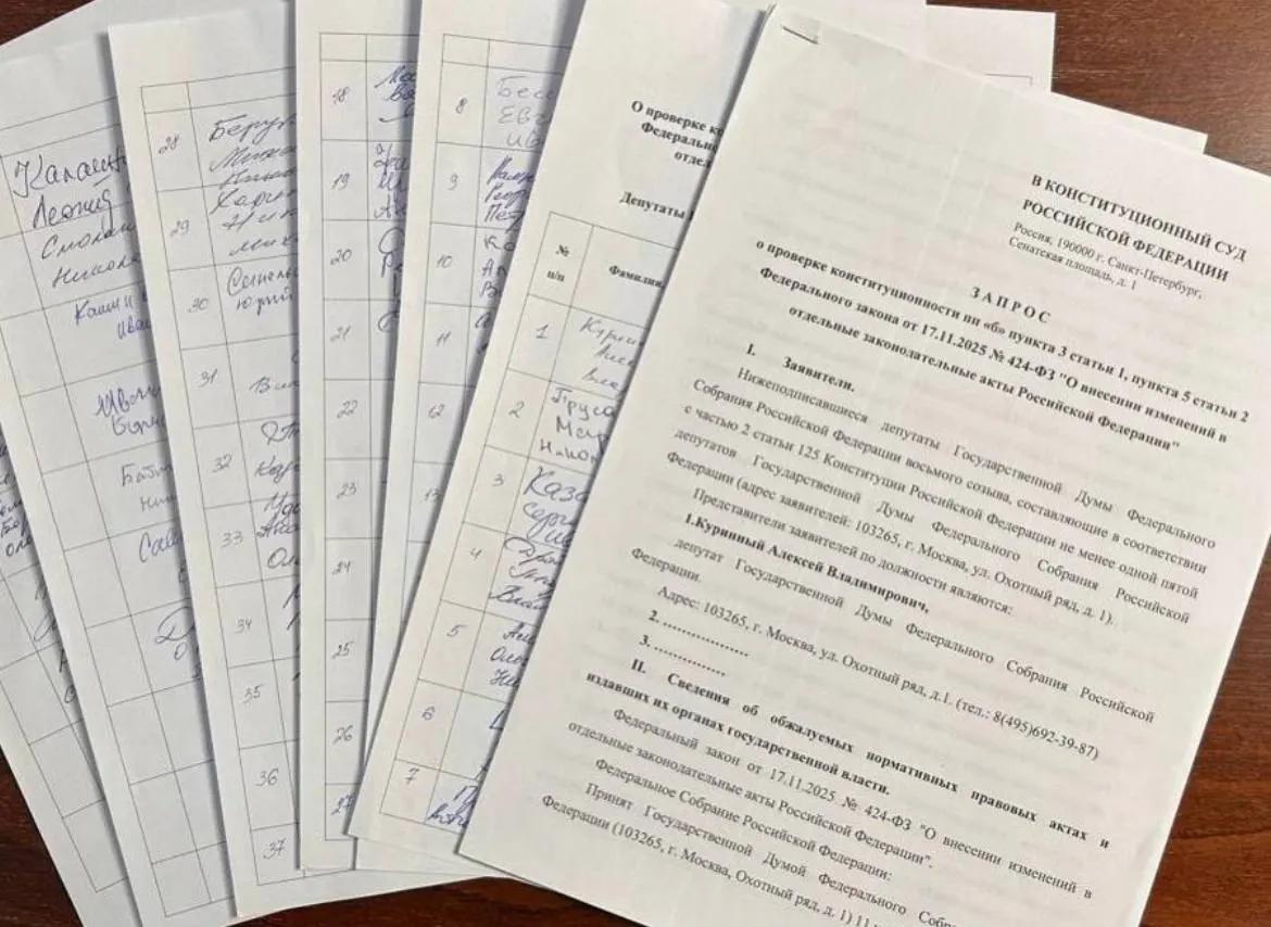 Депутат из Ульяновской области Алексей Куринный собрал 73 подписи коллег для запроса в Конституционный суд о проверке обязательной отработки для студентов-медиков; для обращения требуется 90 подписей.