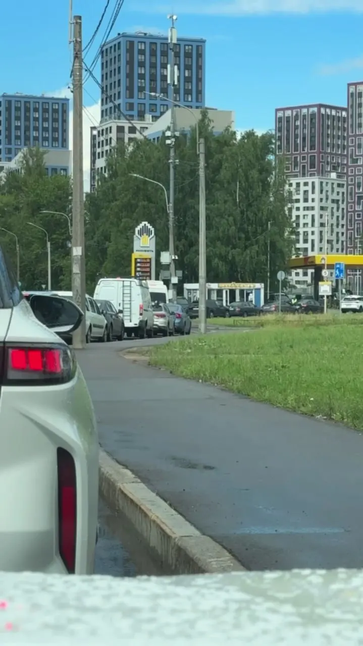 В начале июля водители в Санкт‑Петербурге и Ленинградской области сообщали о заторах у заправок — от 15–20 до 50 автомобилей в очереди. На многих станциях отсутствовал АИ‑95, а продажу топлива ограничивают на фоне атак беспилотников по нефтяным объектам.