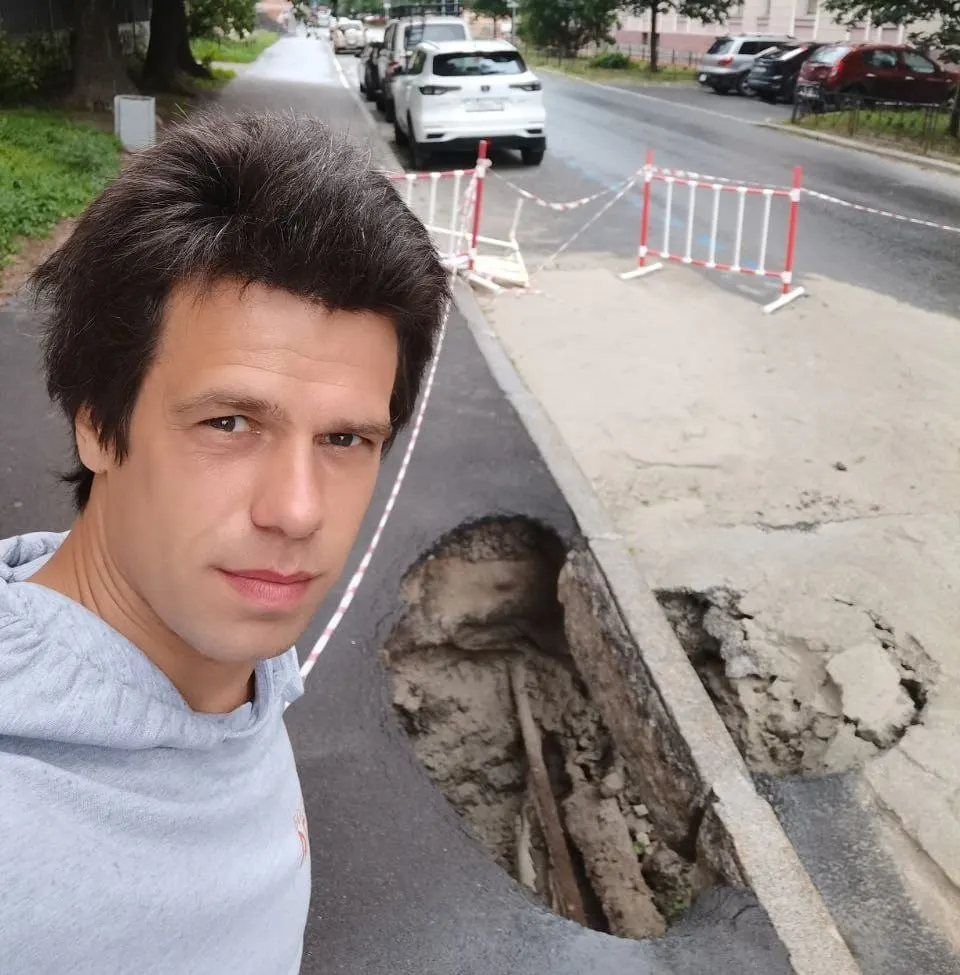 Ему вменяют «демонстрацию экстремистской символики» по посту 2021 года; в случае вступления решения в силу Костров не сможет участвовать в выборах в течение года.