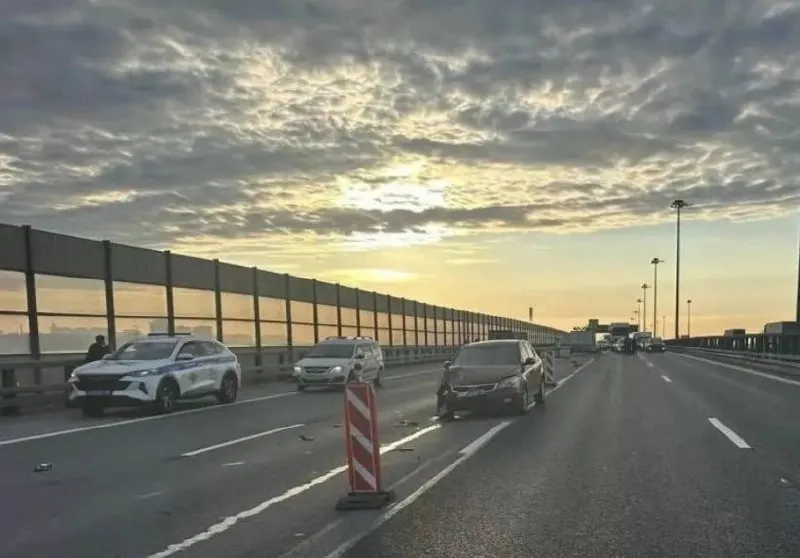 На Кольцевой автодороге в Санкт-Петербурге водитель Kia выехала в зону дорожных работ и сбила двух мужчин. Один из пострадавших скончался в больнице, второй находится в тяжёлом состоянии; в отношении водительницы возбуждено уголовное дело.