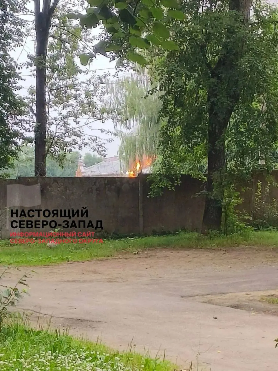 В районе Луги в Ленинградской области зафиксирован удар по месту дислокации 26-й ракетной бригады; в сети появились кадры и фото, ранее сообщалось о повреждениях в портах и на полигоне после атаки беспилотников.