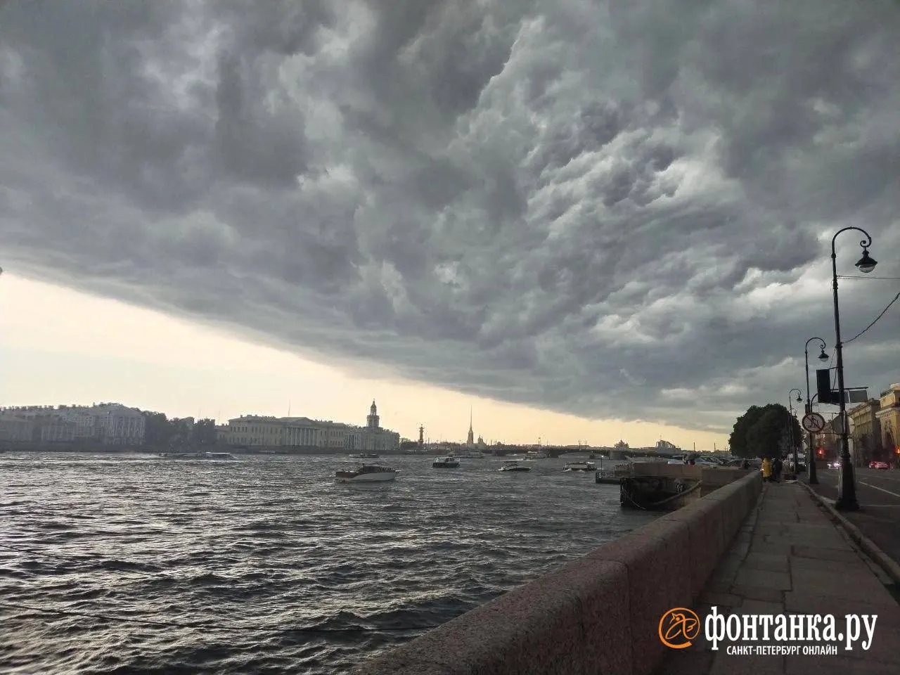 Во второй половине дня в Санкт‑Петербурге ожидаются кратковременные дожди и локальные грозы. Основная непогода смещается в Ленинградскую область — там возможны ливни, град и усиление ветра.