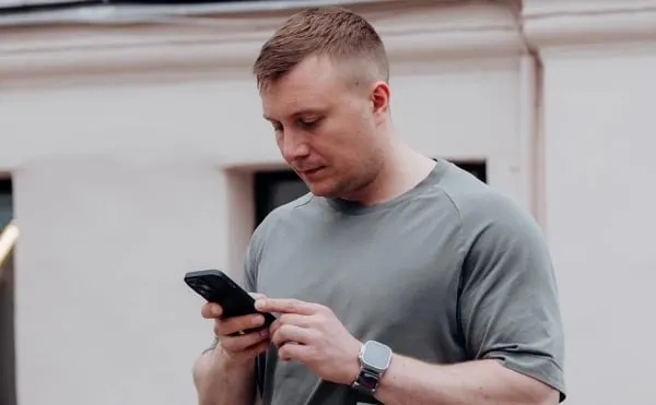 На финансовом конгрессе в Санкт‑Петербурге сообщили, что сервис мультибанкинга уже работает в промышленной эксплуатации: сотни тысяч пользователей управляют балансами и переводами в едином интерфейсе. Представитель банка подчеркнул роль регулирования и усиление конкуренции в секторе.