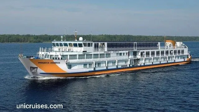 Теплоход встал на якорь из‑за шторма и остался без питьевой воды; сотрудники Леноблводоканала оперативно доставили цистерну с водой, после чего судно продолжило путь.