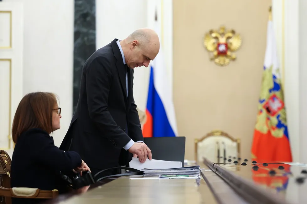 Госдума упростила процедуру для Минфина: министерство сможет оперативно повышать расходы и занимать сверх установленных лимитов. Экономисты предупреждают о потере прозрачности бюджета, росте ставок, давлении на бизнес и истощении резервов.