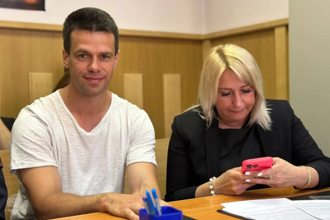 Санкт‑петербургский городской суд отклонил апелляцию и подтвердил решение о 10 сутках административного ареста Ярослава Кострова по статье о «демонстрации экстремистской символики». После вступления решения в силу он в течение года лишится права баллотироваться.