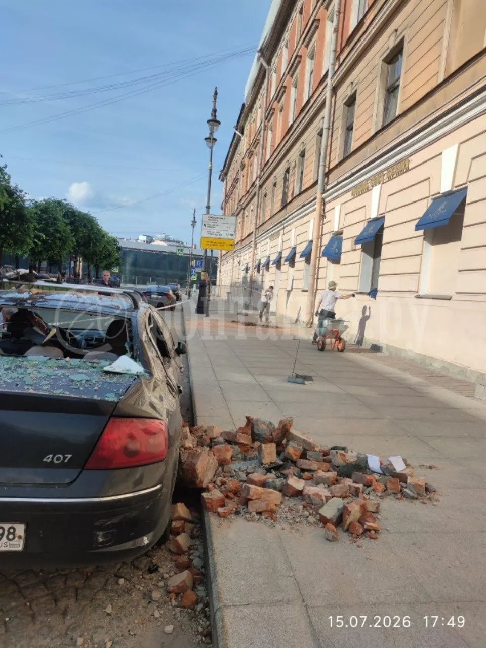 С куска фасада дома на Большой Конюшенной, 2 упали кирпичи и повредили припаркованный автомобиль; очевидцы говорят, что ограждений не было, их установили только после инцидента.