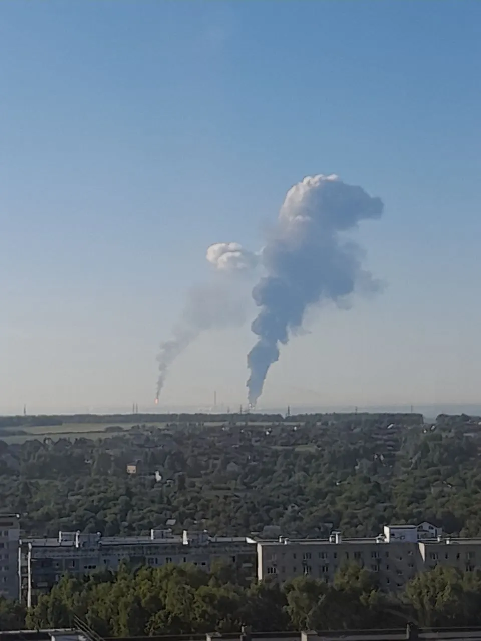 В результате ночного налёта БПЛА пострадали жители Нижегородской и Белгородской областей. Минобороны сообщает о сотнях сбитых дронов над многочисленными регионами и акваториями.