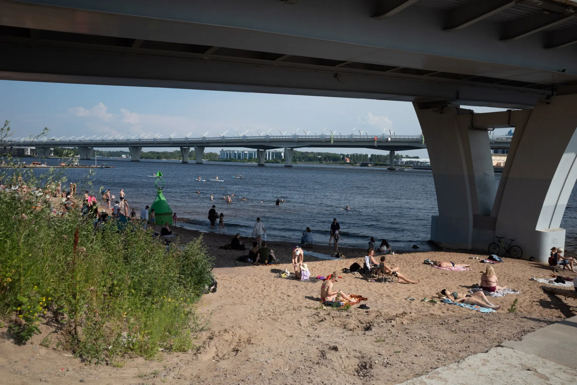 После грозы и ливня в городе установилась безоблачная тёплая погода — температура на 4–5° выше нормы. Завтра также без осадков, до +28°.