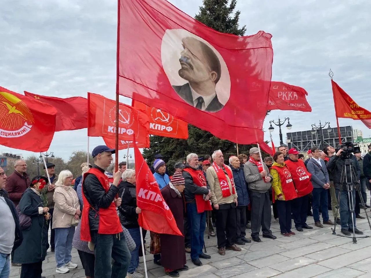 По решению Конституционного суда депутаты подготовили поправки, которые обязуют избиркомы учитывать судебные решения при регистрации списков — но только с следующей кампании и только на региональном и муниципальном уровнях. Изменения могут не вступить в силу до сентябрьских выборов, что ставит под угрозу участие некоторых партий.