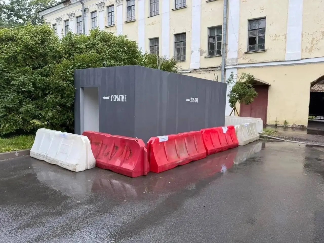 В Кронштадте продолжают ставить укрытия для защиты от беспилотников. Конструкции получили новый дизайн — вместо белых с красной надписью теперь чёрные с белой маркировкой. Установки размещают у парков и в жилых микрорайонах на фоне июньских атак БПЛА.