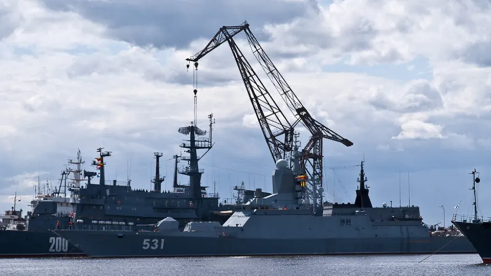 Украинские военные сообщили о ночной атаке дронов: в Кронштадте зафиксировано попадание по пункту базирования Балтийского флота и пожар в порту. Также сообщают о пожарах на нефтяном терминале Петербурга и ударах по ряду других целей.