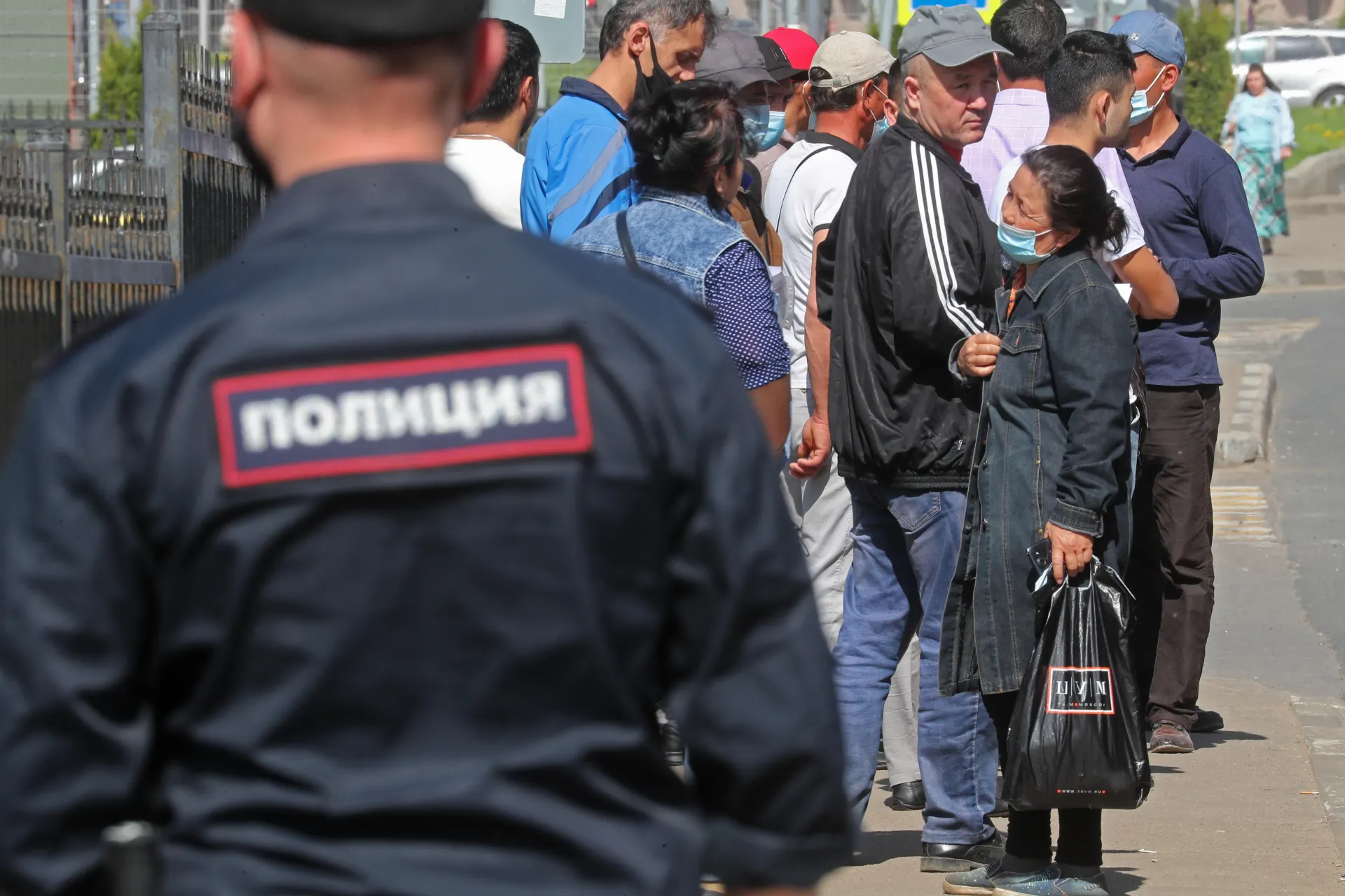 Правительство подготовило поправки ко второму чтению законопроекта об обязательной депортации. В перечень правонарушений, влекущих безальтернативное выдворение, предлагают добавить дискриминацию и неповиновение пограничнику.