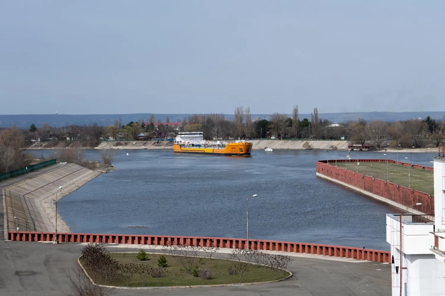 Остановка канала последовала за атакой беспилотников по ряду российских судов в Азовском море — это может затронуть заметную долю экспорта пшеницы через регион.