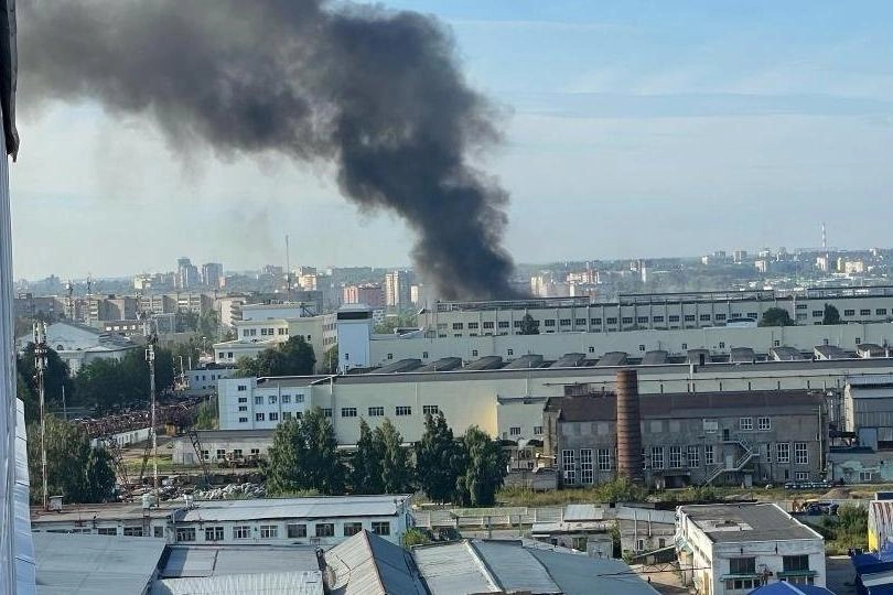 Губернатор Кировской области сообщил утром 24 июля об атаке на предприятие в Кирове и наличии пострадавших. По открытым данным, горит АО «ВМП «АВИТЕК»; сообщают о попадании крылатой ракеты.