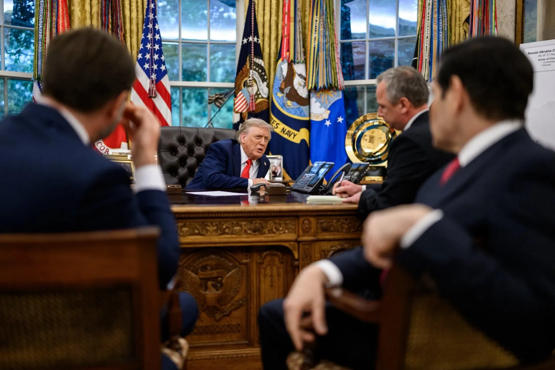 4 июля Дональд Трамп обсудил с президентами Украины и России ситуацию на фронте и дальнейшие дипломатические контакты; разговоры сопровождались обменом поздравлениями и письмом по случаю праздника.