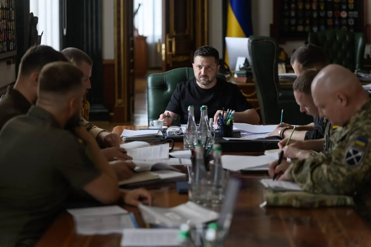 За первые месяцы 2026 года Украина, по заявлению руководства, провела свыше тысячи операций в рамках стратегии дальних ударов: поражались НПЗ, предприятия ВПК и логистические объекты, средства поражения достигают свыше 3 тыс. км.