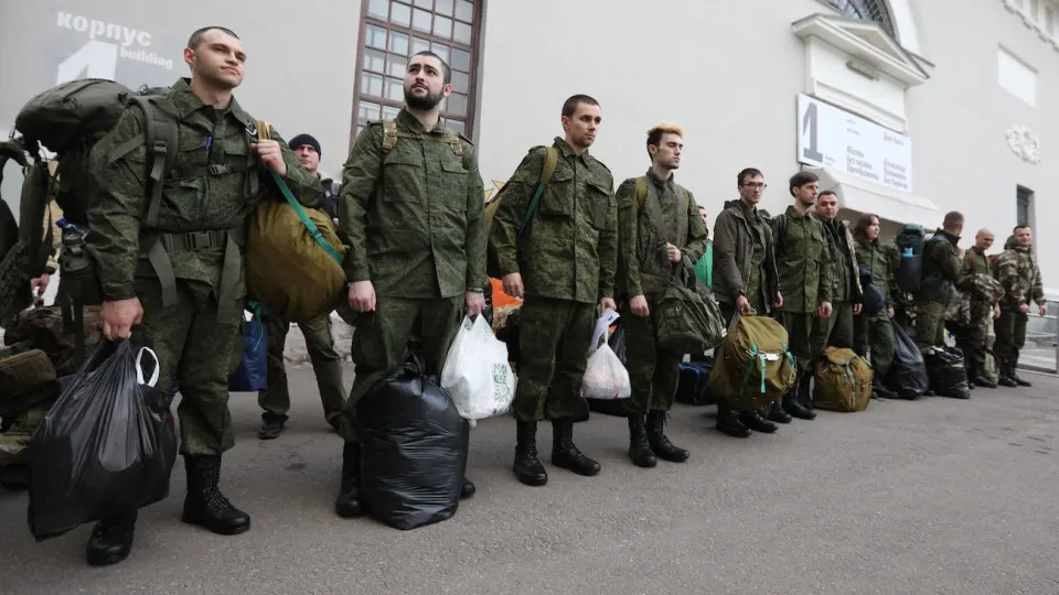 На кадровых площадках появилось свыше 2,5 тыс. вакансий, связанных с воинским учётом и мобилизационной подготовкой; почти половина объявлений размещена за последнюю неделю — больше всего в Москве.