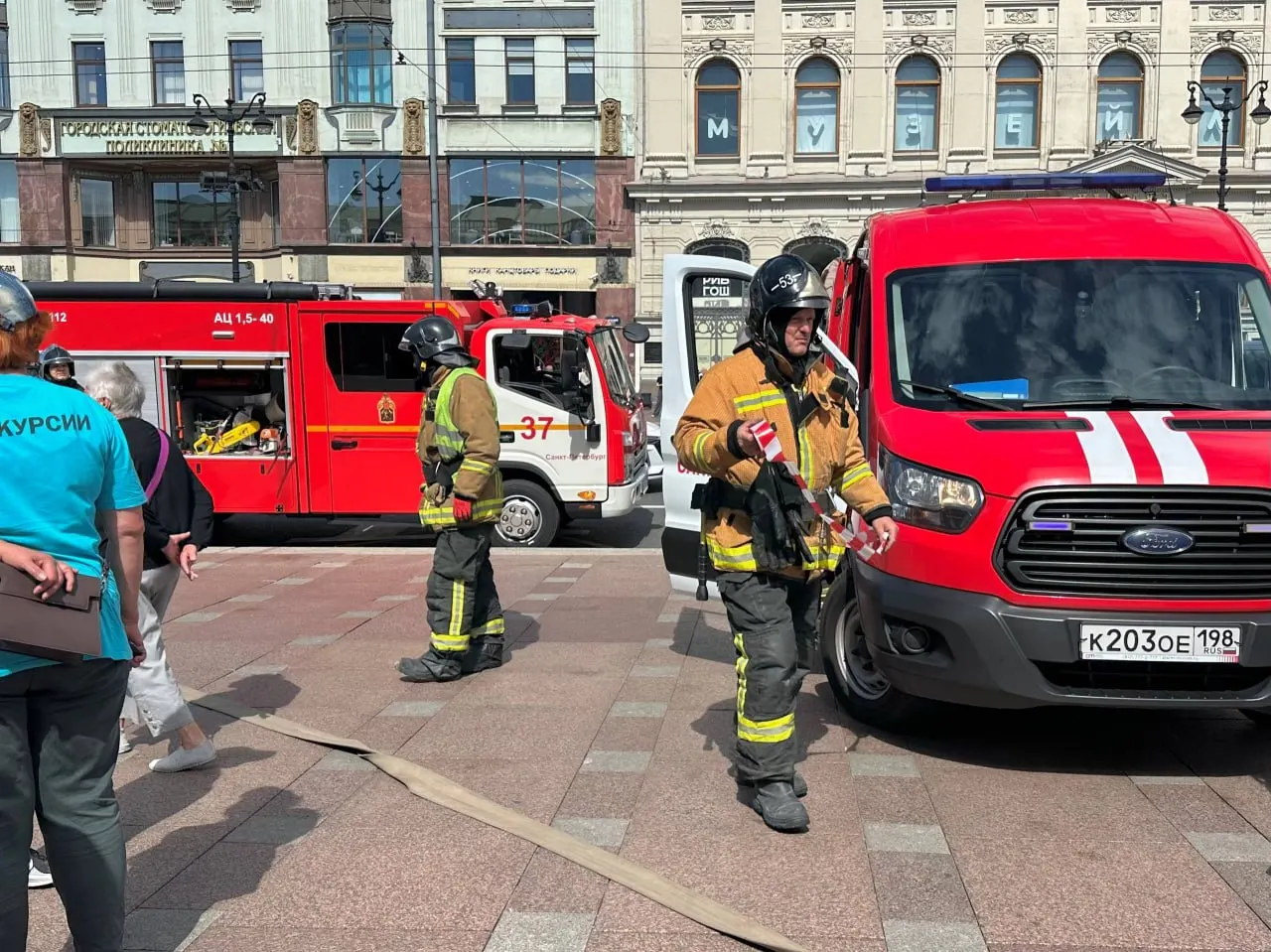 Пресс‑служба метрополитена сообщила, что станцию откроют после проветривания; движение на Невско‑Василеостровской и Московско‑Петроградской линиях не нарушено.