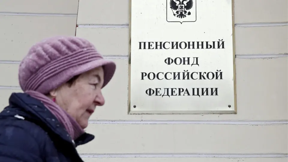 Всероссийский опрос показал, что большинство граждан боится нехватки денег на пенсии: лишь немногие имеют сбережения, а желаемый уровень дохода на пенсии значительно превосходит фактические выплаты.