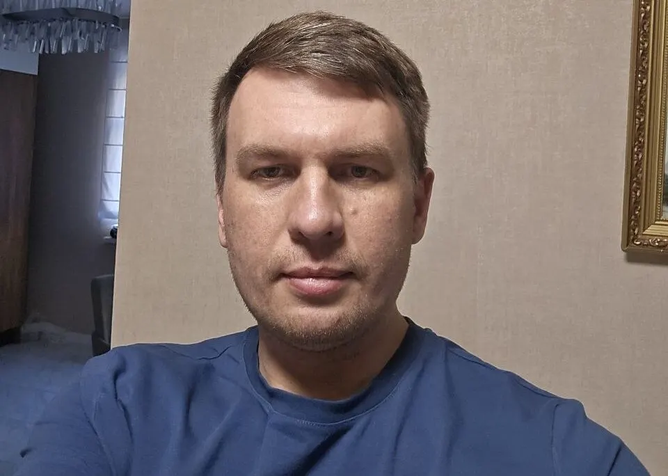 Адвокат утверждает, что не сообщал о психиатрическом обследовании его подзащитного. Когда и на каких основаниях блогер находится в институте — неизвестно.
