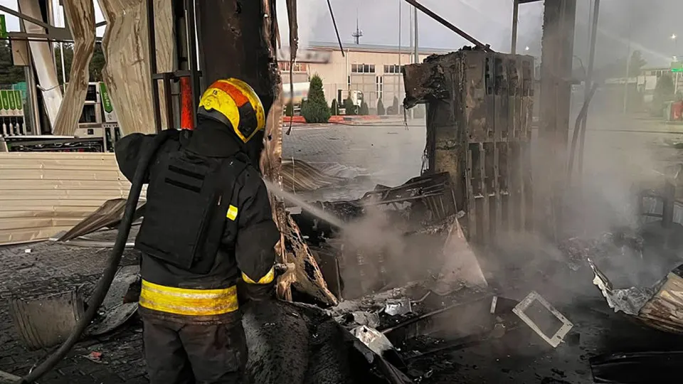 Ночной налёт беспилотников в Днепропетровской области привёл к повреждению пяти автозаправок, одной погибшей и нескольким раненым. Инцидент совпал с острым дефицитом бензина в России, где производство и распределение топлива резко сократились, а власти начали экстренные закупки за рубежом.