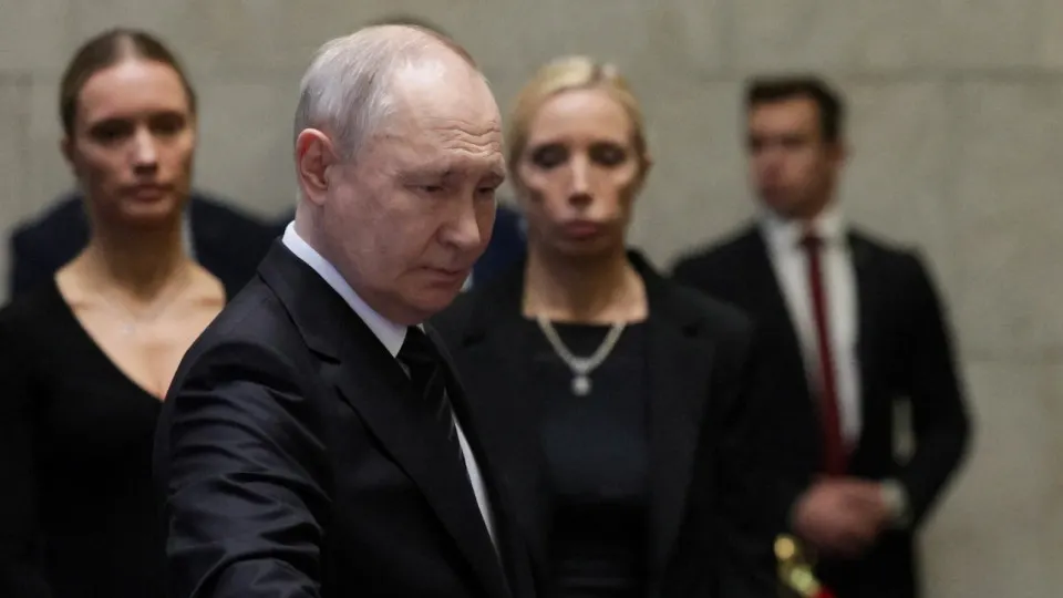 Собеседники, близкие к Кремлю, считают, что президент намерен завершить захват Донбасса; возможны новая мобилизация и удары за пределы Украины.