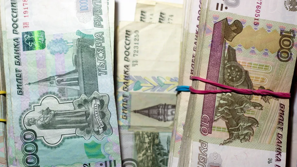 С 1 по 16 июля объём наличных в обращении увеличился на 513 млрд ₽. Банки наращивают заимствования у Центробанка, доля проблемных кредитов растёт — эксперты предупреждают о возможных рисках для стабильности системы.