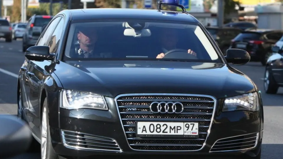 На фоне острого топливного дефицита в ряде регионов автозаправки стали отдавать приоритет чиновникам, спецтранспорту и обладателям специальных карт; дефицит связывают с ударами по НПЗ и падением переработки нефти.