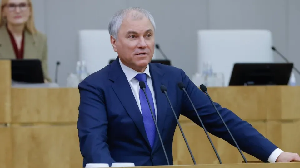 За чуть более четырёх лет депутаты приняли рекордные 2 980 законов: ужесточены нормы по «фейкам», иноагентам и СМИ, резко увеличены военные расходы при сокращении социальных трат.