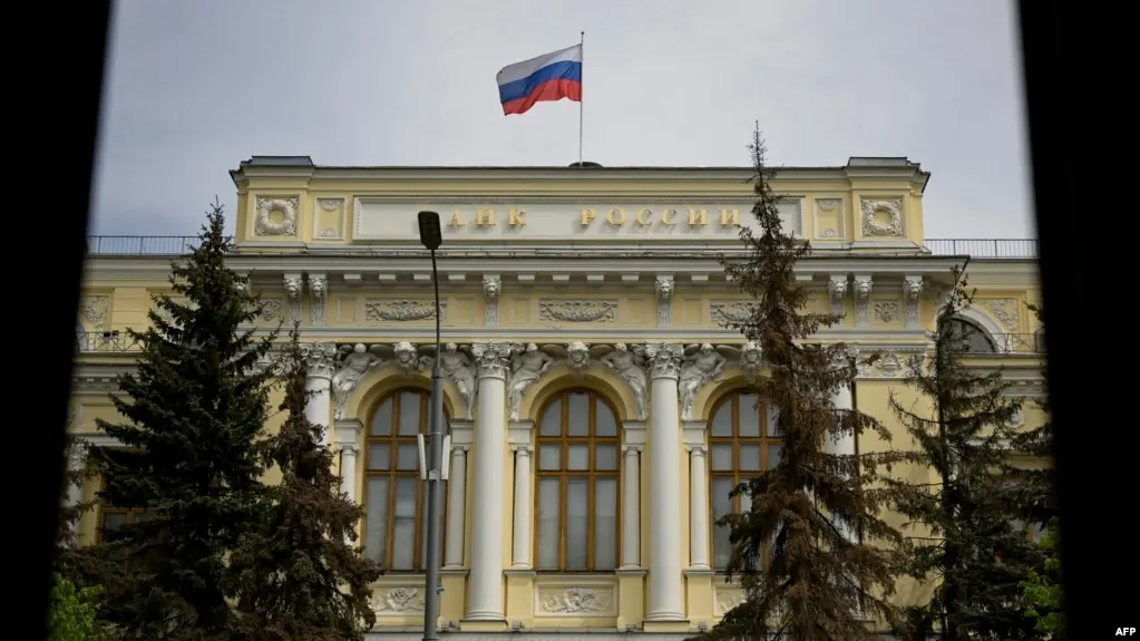 ЦБ расширил перечень криптовалют, доступных для торговли на биржах: Bitcoin, Ethereum и Tether USDT. Неквалифицированные инвесторы смогут покупать активы у любого посредника с лимитом 300 тысяч рублей в год; квалифицированные инвесторы — без ограничений. Также принят закон о цифровых валютах, который начнет действовать в 2026 году.