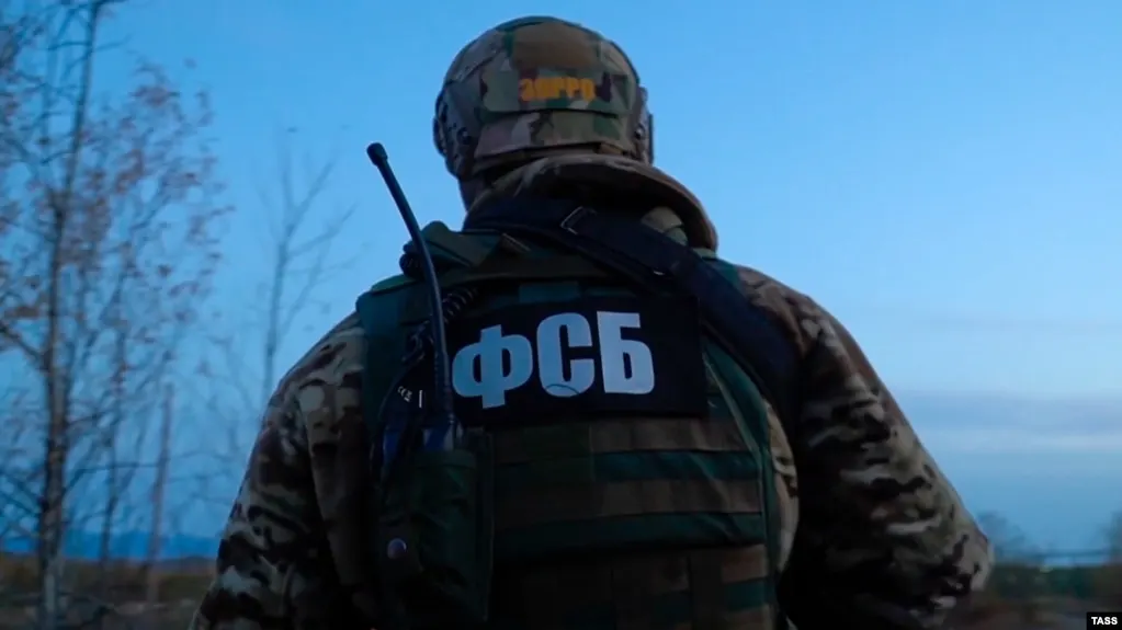 ФСБ заявляет об аресте жителя Петербурга по делу о подготовке теракта в Ставрополе. Обвиняемый якобы вступил в запрещённую террористическую организацию и планировал поджечь цистерны; доказательства не разглашаются, правозащитники выражают сомнения.