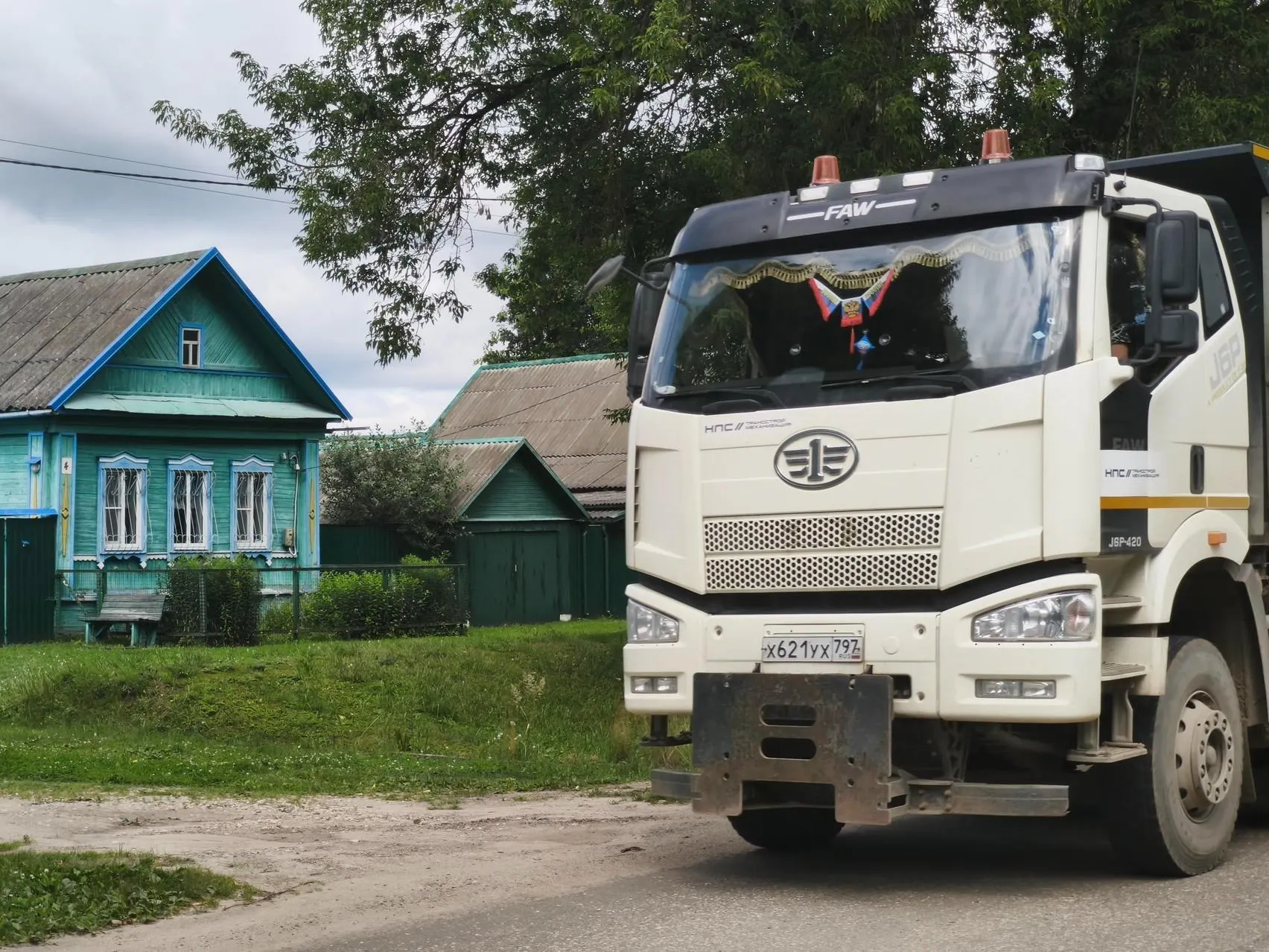 Жители деревень на маршруте скоростной магистрали Москва — Санкт-Петербург сталкиваются с изъятием жилья и подготовкой к жизни рядом с поездами и грузовиками.