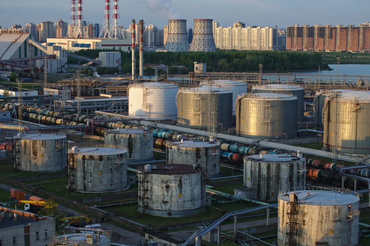 Генеральная прокуратура подала иск к владельцам Петербургского нефтяного терминала, контролирующим около 45% акций, что может привести к его национализации.