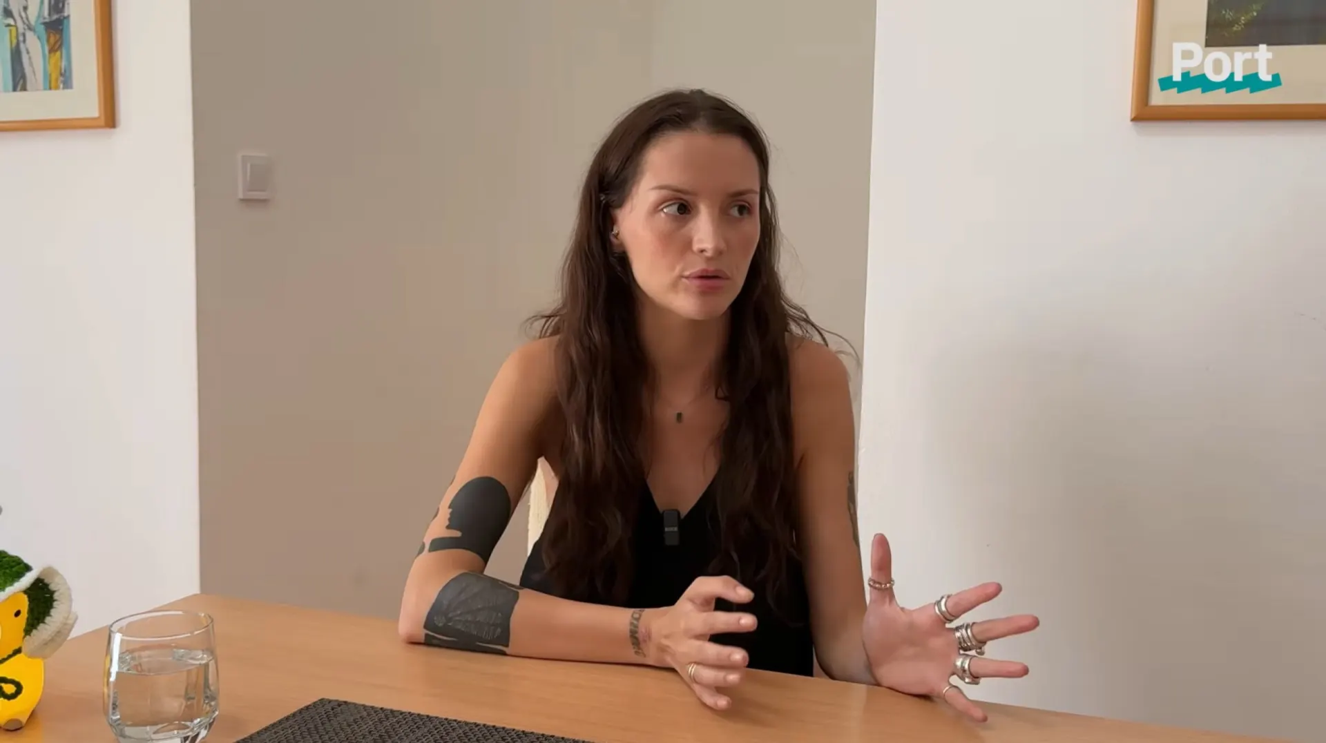 Экс-участница Pussy Riot рассказала о вербовке ФСБ, запугиваниях и попытках принудить её к работе над граффити-акциями художников, включая угрозы уголовного преследования и давление на близких.