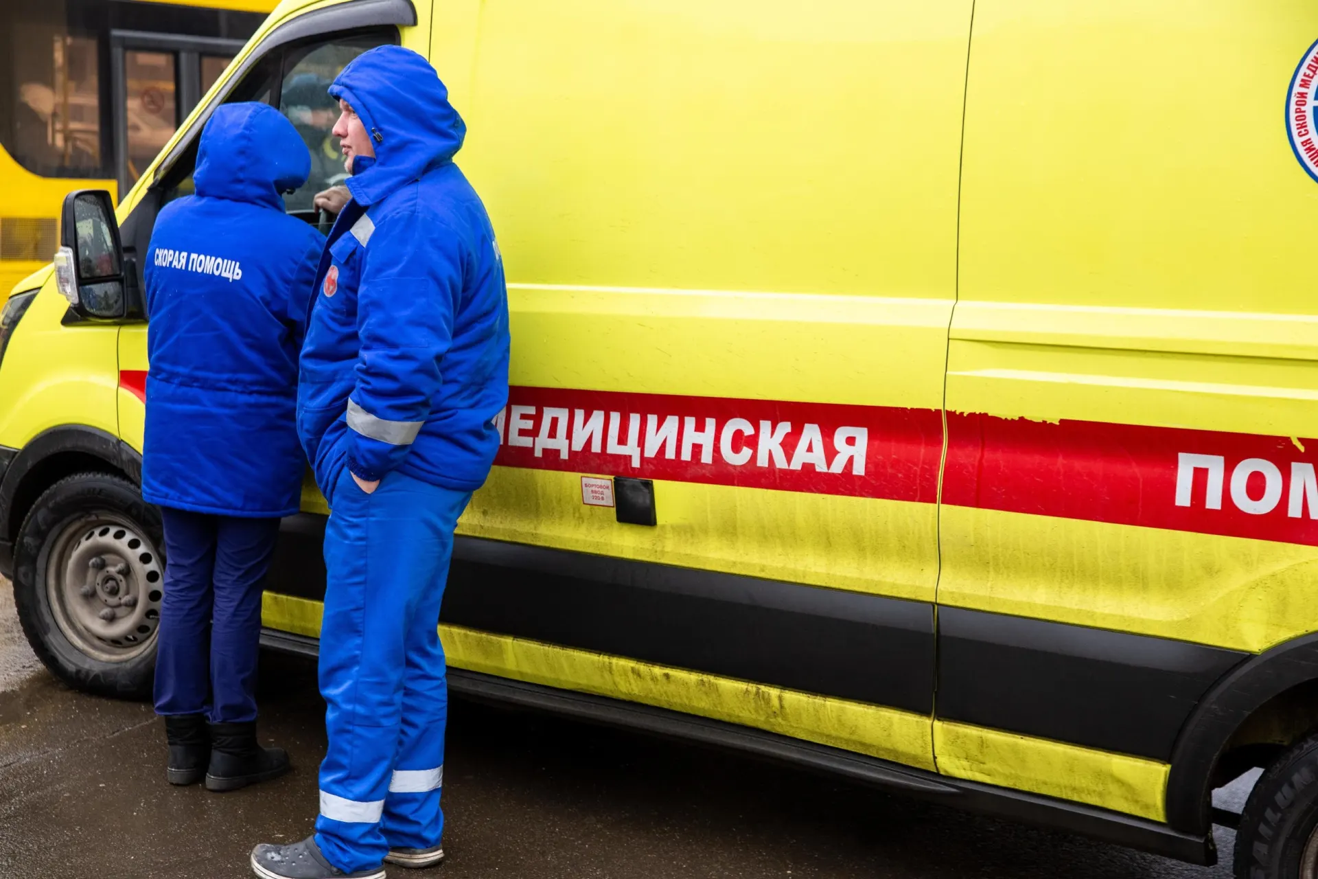 Трагедия произошла, когда пара выезжала из дома: погиб мужчина, у его жены — тяжёлые травмы.