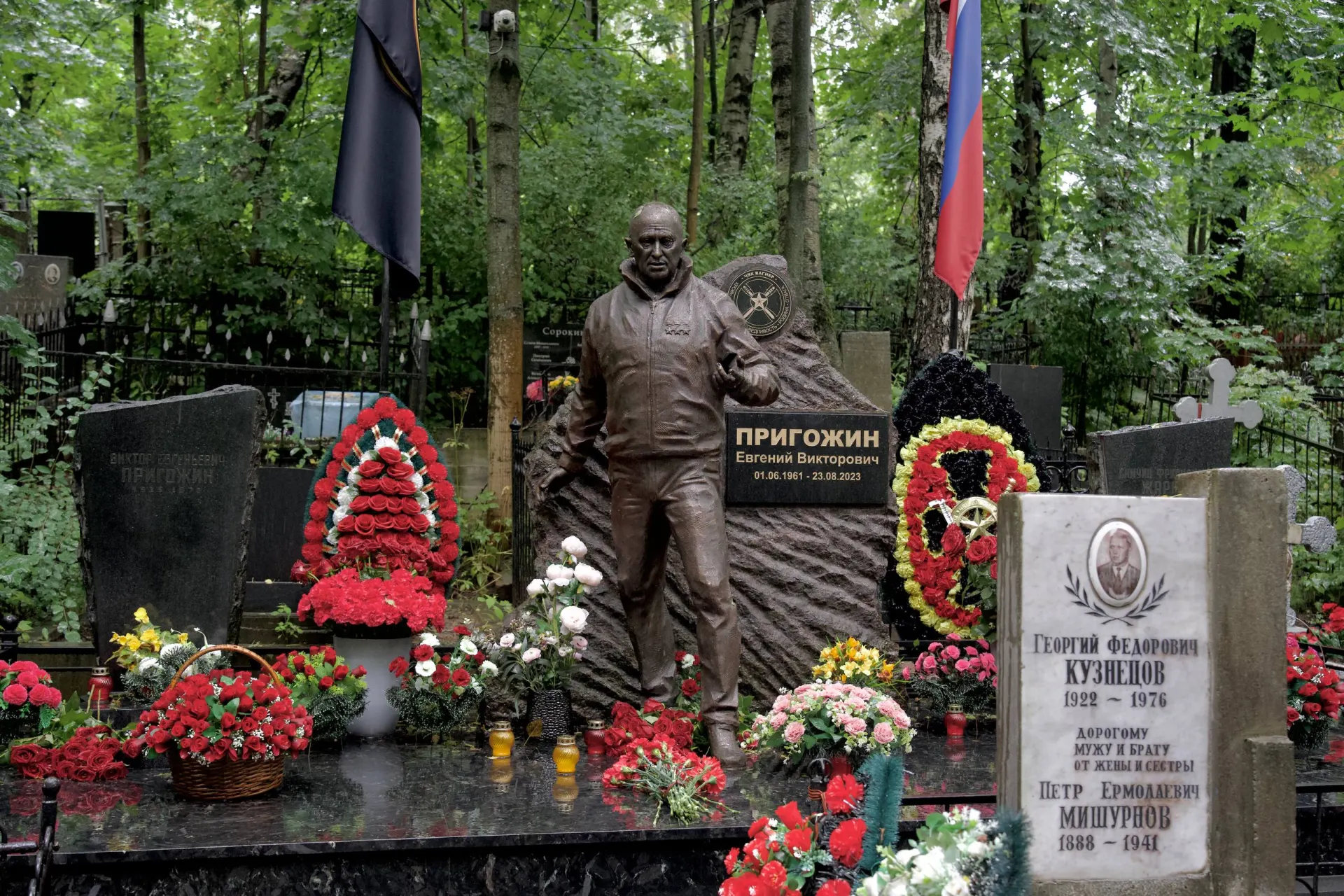 Из-за дождя на Прохоровском кладбище пришло мало людей; на могиле появился мужчина, предположительно сын Пригожина, в сопровождении охраны. Цветы возложили у мест, связанных с бизнесменом, и вокруг его как памятных объектов.