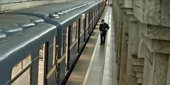 В петербургском метро задержан мужчина, который совершал неприличные действия в отношении женщин на нескольких станциях. Правоохранительные органы проводят расследование.